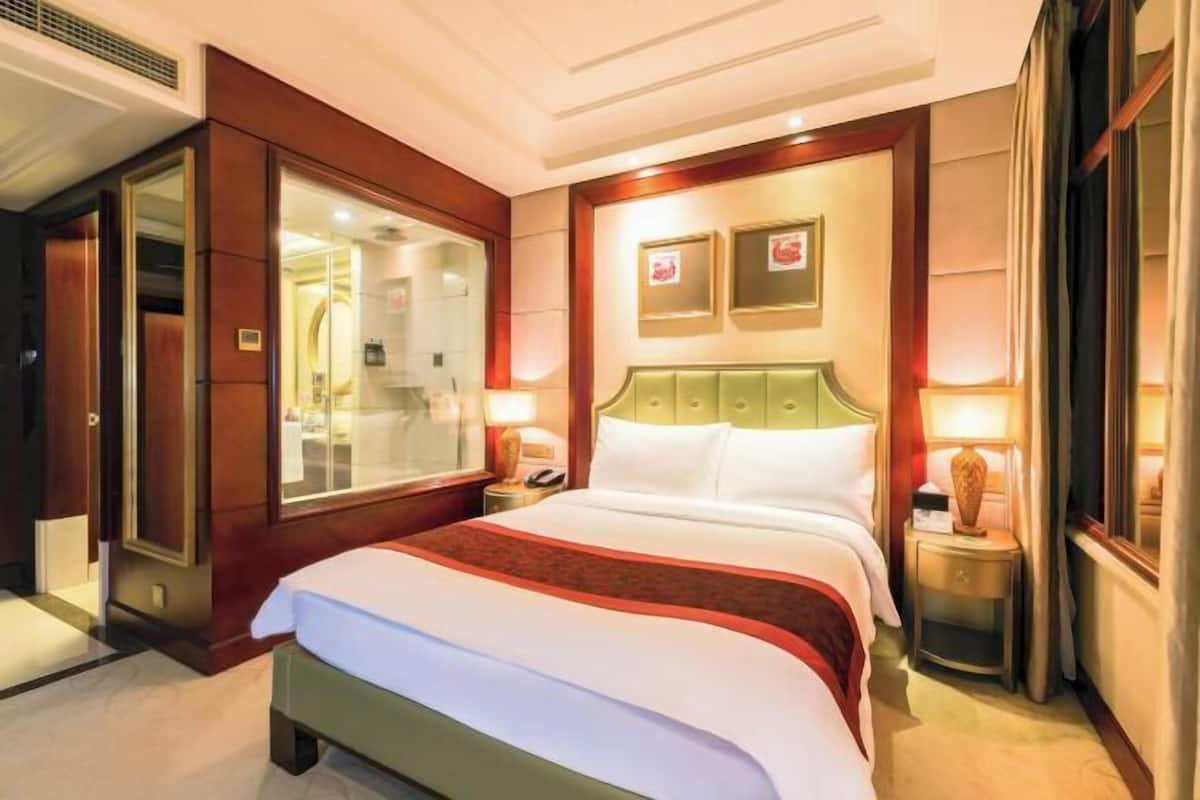 Premium bedding, minibar, in-room safe, desk