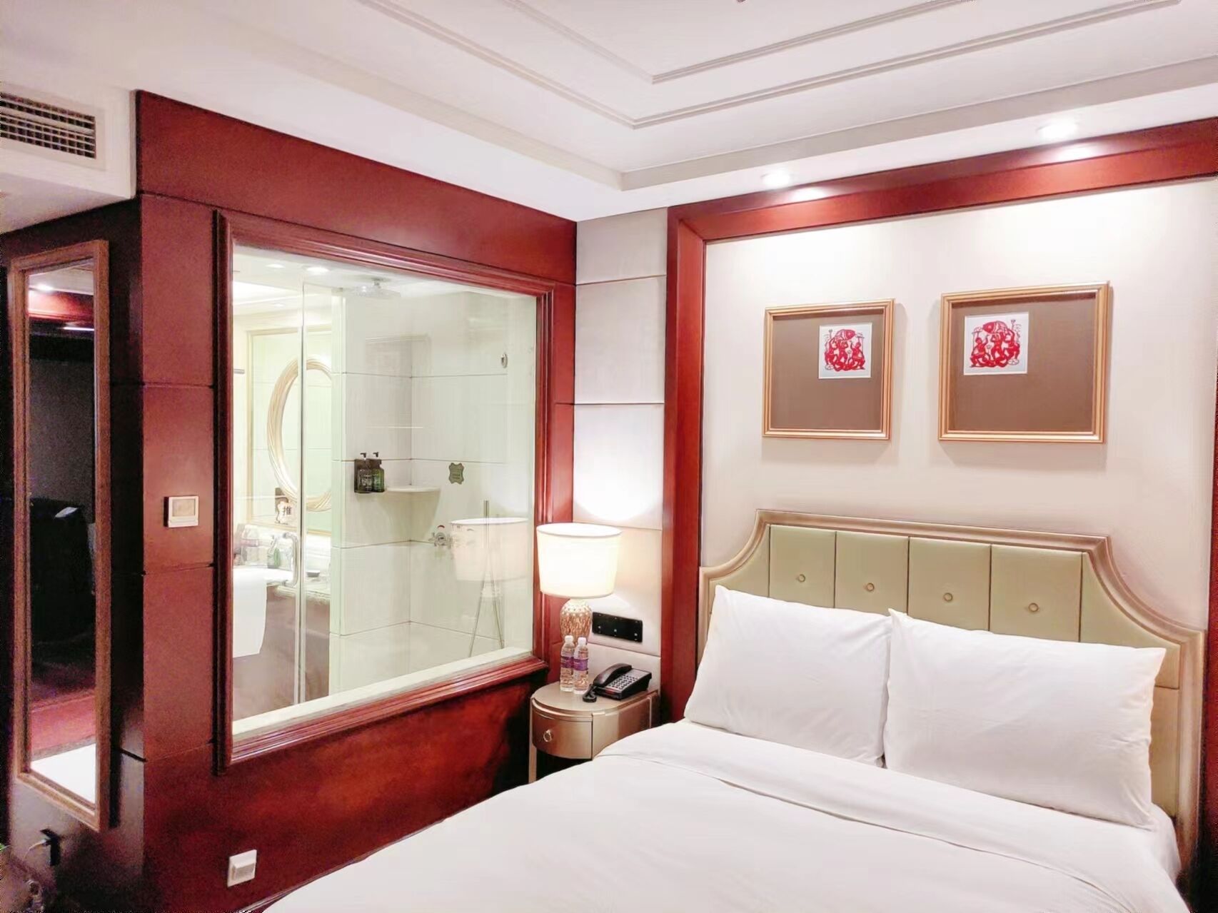 standard room, no windows | premium bedding, minibar, in-room safe, desk