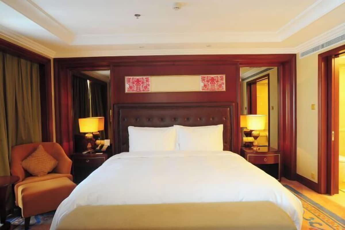 Premium bedding, minibar, in-room safe, desk