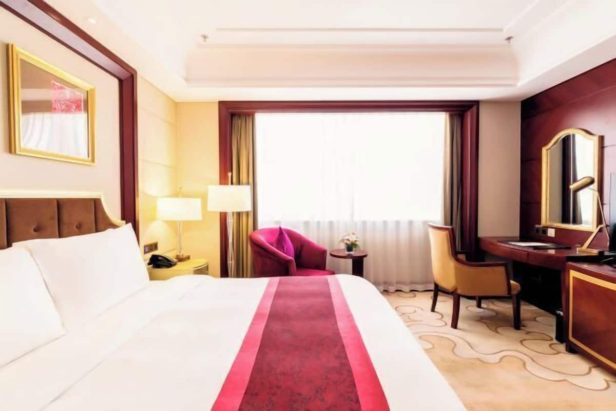 Premium bedding, minibar, in-room safe, desk