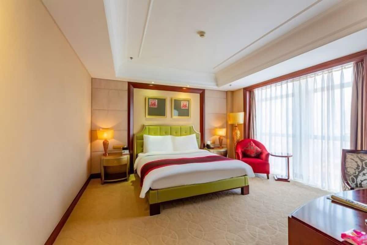 Premium bedding, minibar, in-room safe, desk