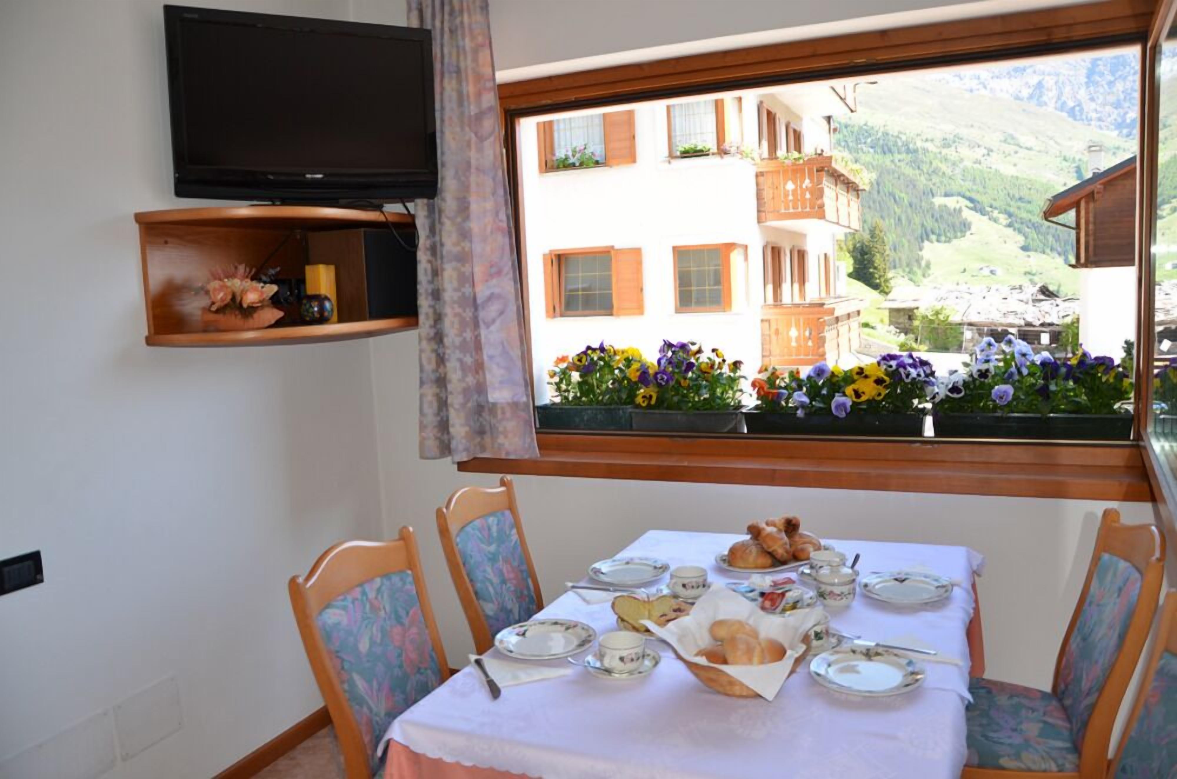 daily full breakfast (eur 9 per person)