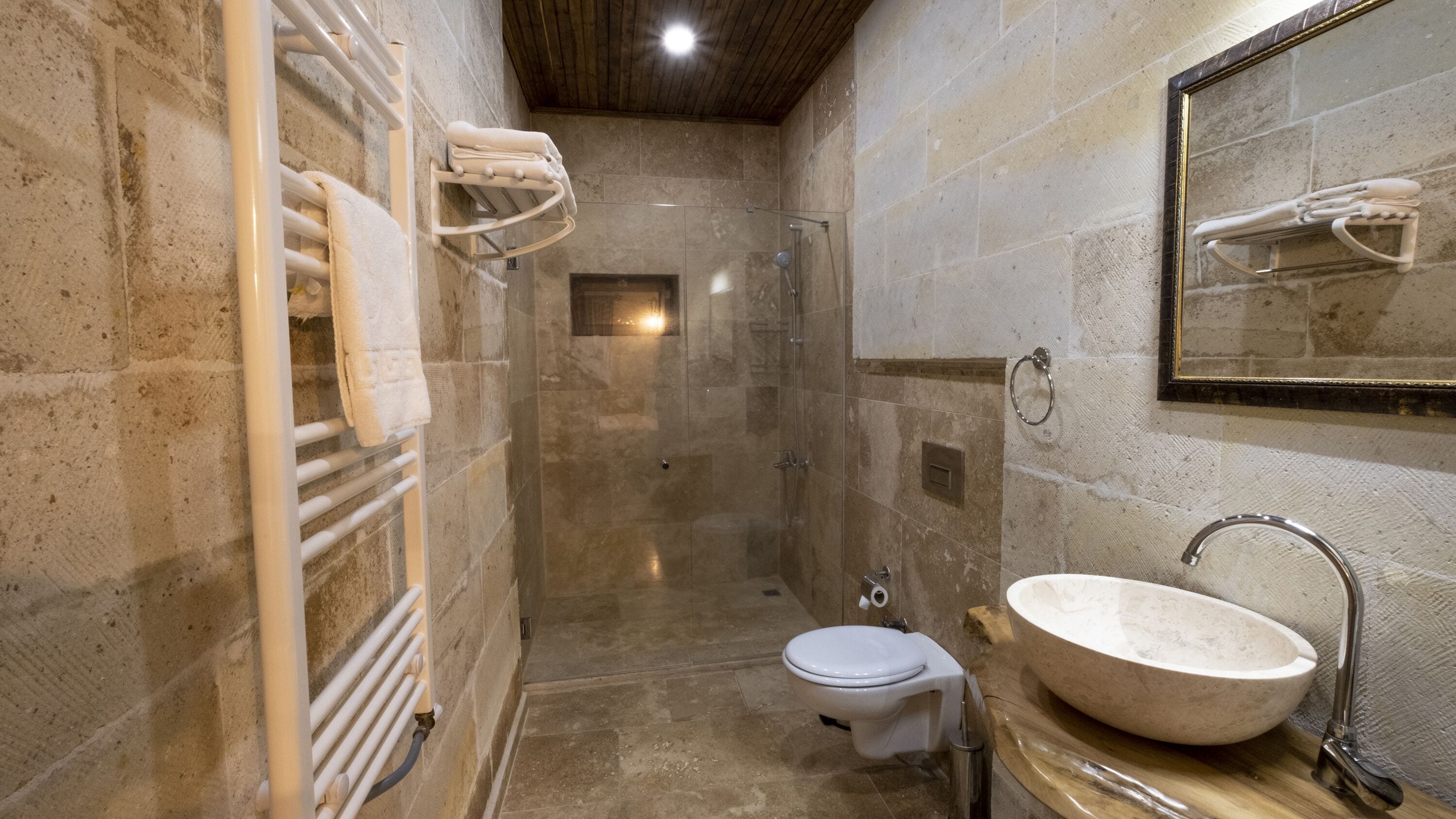 standard room | bathroom | free toiletries, hair dryer, slippers, towels