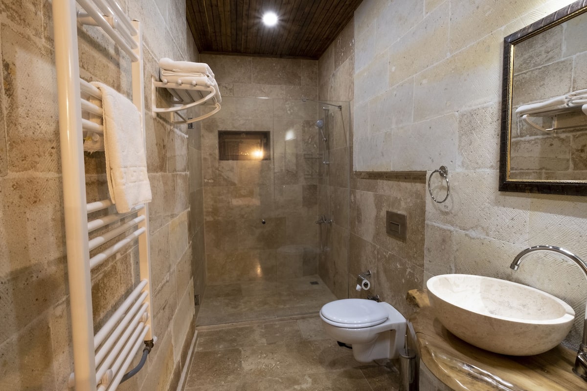 standard room | bathroom | free toiletries, hair dryer, slippers, towels