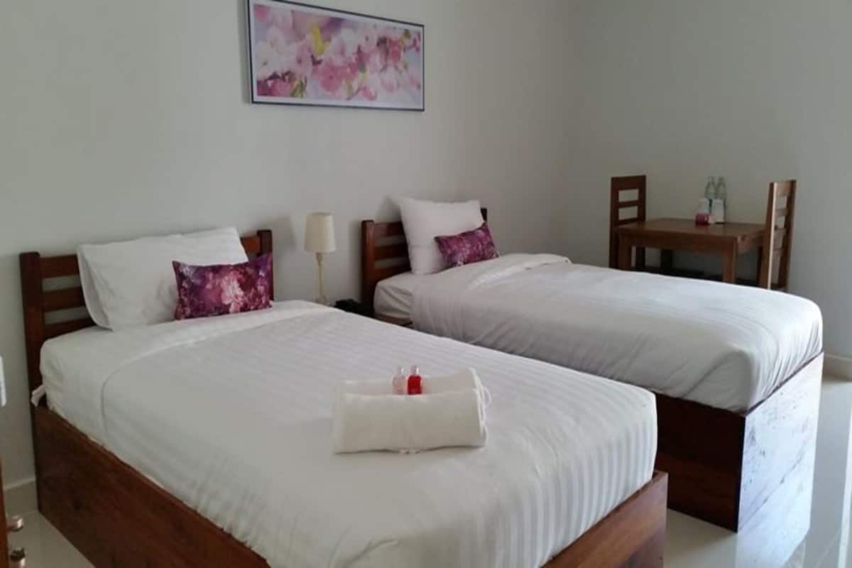 standard twin room | desk, free wifi