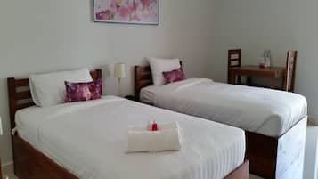 Standard Twin Room | Desk, free WiFi