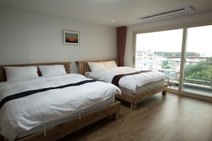 Habitación familiar con 2 camas individuales, vista a la ciudad | Camas con efecto memoria, cortinas blackout y insonorización