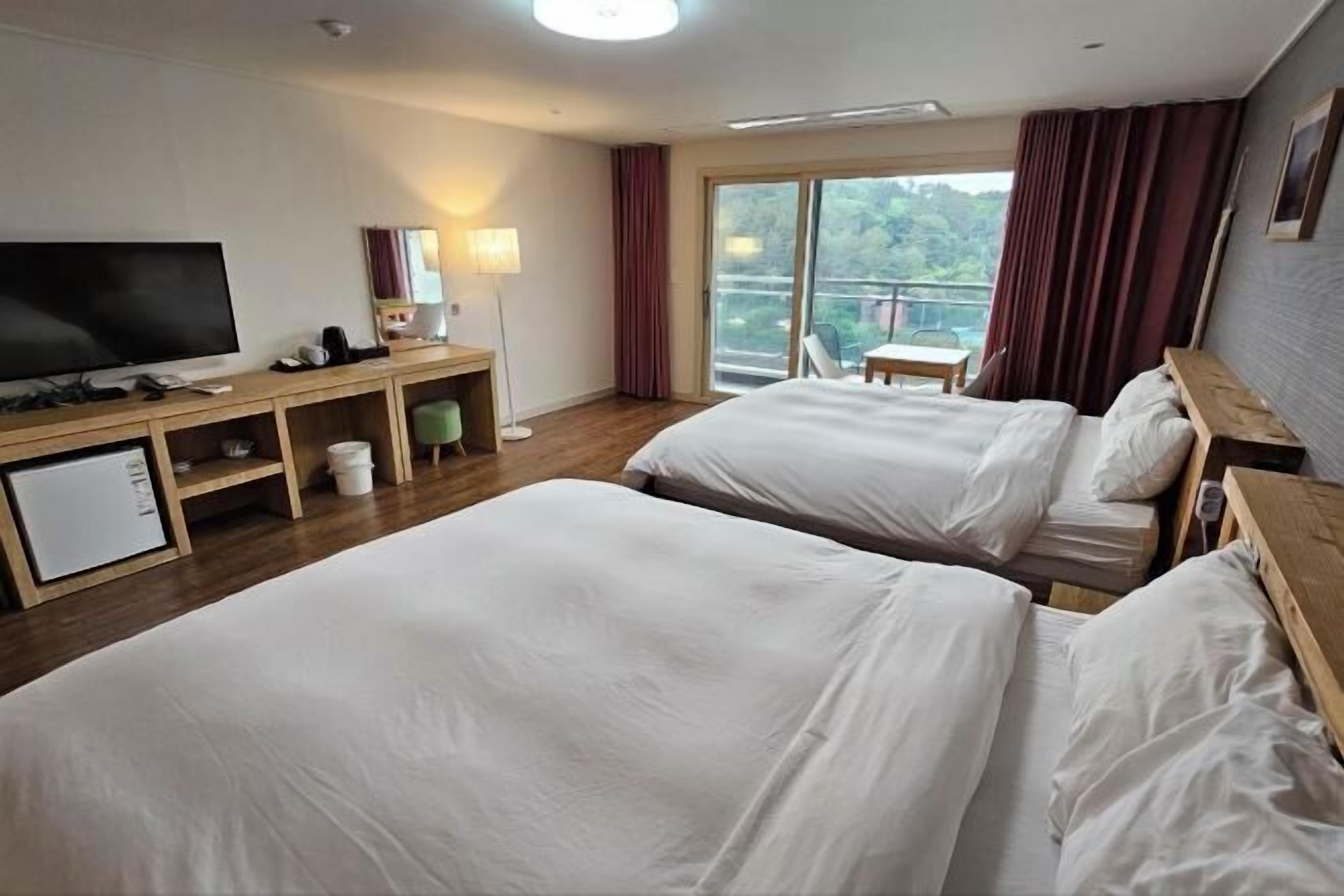 Busa memori, tirai kedap cahaya, kedap suara, dan Wi-Fi gratis