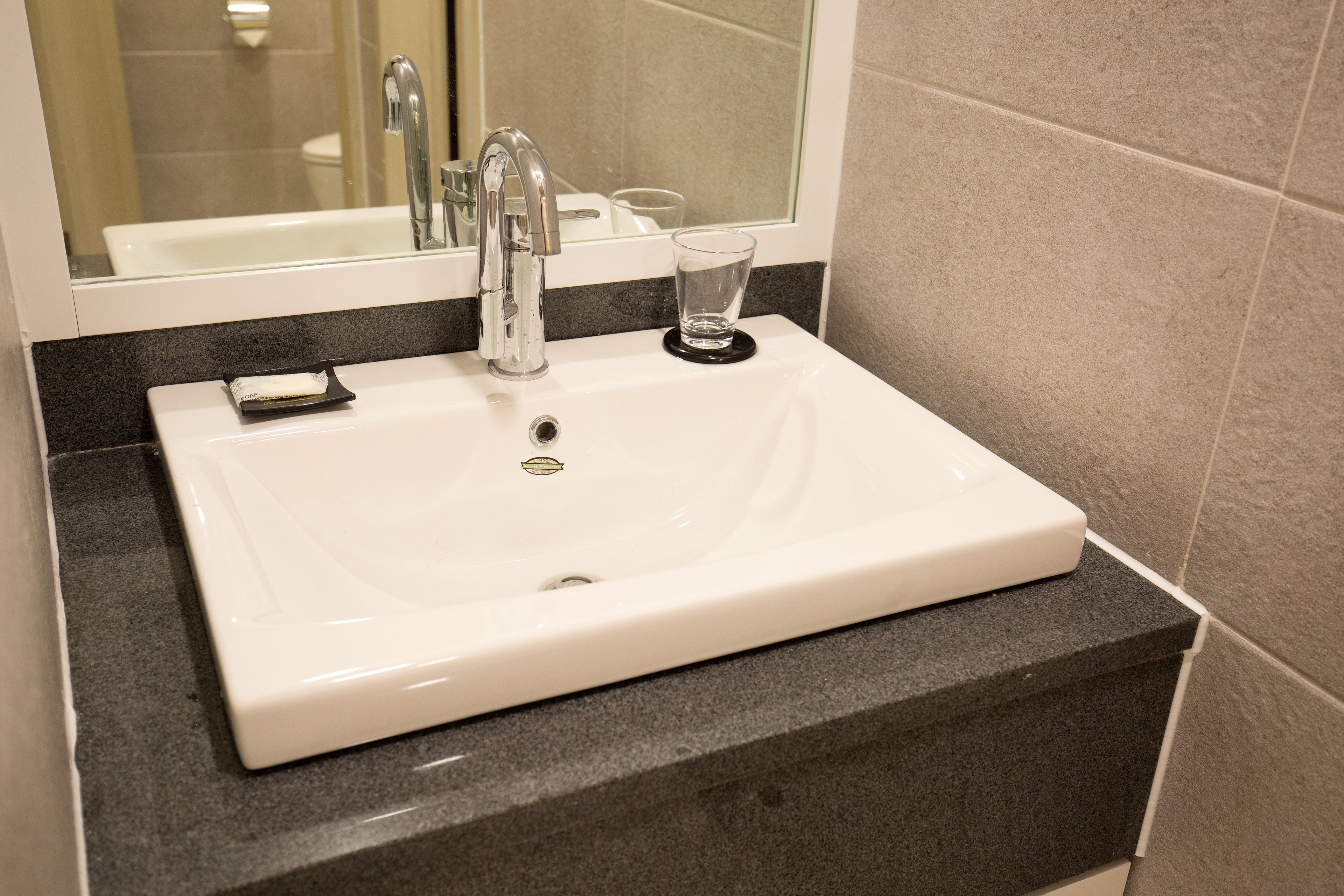 deluxe twin room, partial ocean view (a) | bathroom sink
