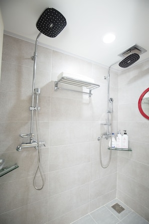 Bathroom shower - Cheonjiyeon Crystal Hotel (Seogwipo)