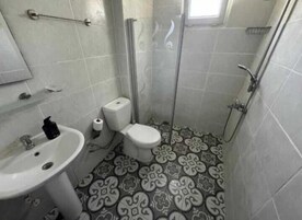 Standard Triple Room | Bathroom | Shower, free toiletries, hair dryer, slippers