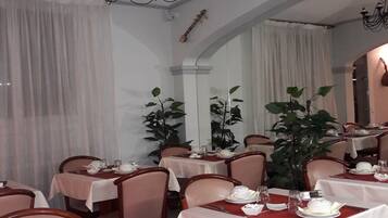 Daily continental breakfast (EUR 9 per person)