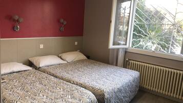 Twin Room | Desk, soundproofing, free WiFi, bed sheets