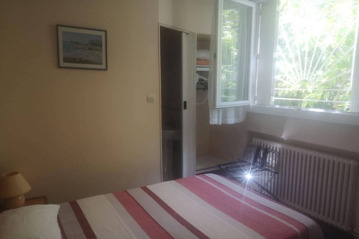 Single Room | Desk, soundproofing, free WiFi, bed sheets