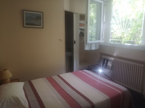 Habitación individual | Escritorio, sistema de insonorización, wifi gratis y ropa de cama