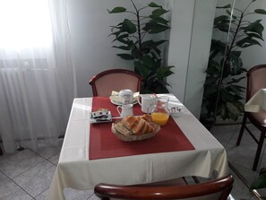 Tägliches kontinentales Frühstück gegen Gebühr