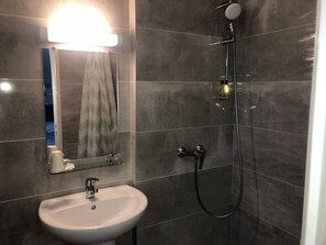 Double Room | Bathroom | Free toiletries, hair dryer, towels - Hôtel les Troenes (Montpellier)
