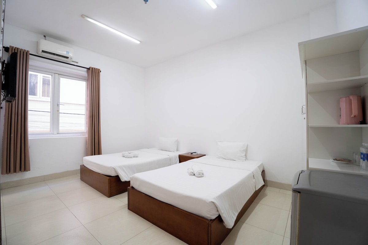 Habitación básica, 2 camas individuales, planta baja | Minibar, escritorio y espacio para trabajar con laptop