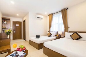 Phòng dành cho gia đình, quang cảnh thành phố | Minibar, bàn, khu vực làm việc phù hợp cho laptop, màn/rèm cản sáng 