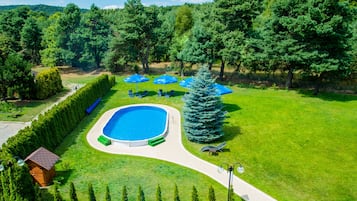 Una piscina al aire libre de temporada