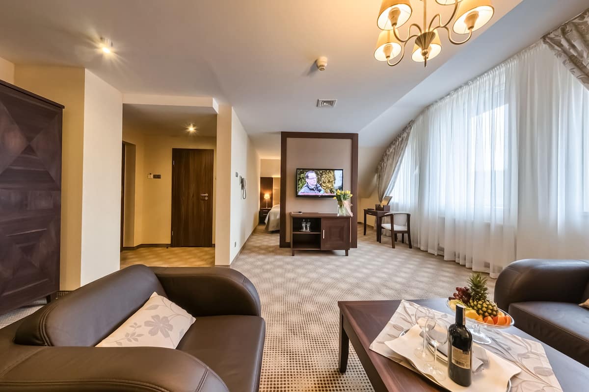 Deluxe suite | Een kluis op de kamer, een strijkplank/strijkijzer, reisbedje