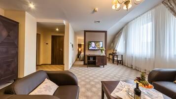 Deluxe-sviitti | Tallelokero huoneessa, silitysrauta/-lauta, vauvan matkasänky