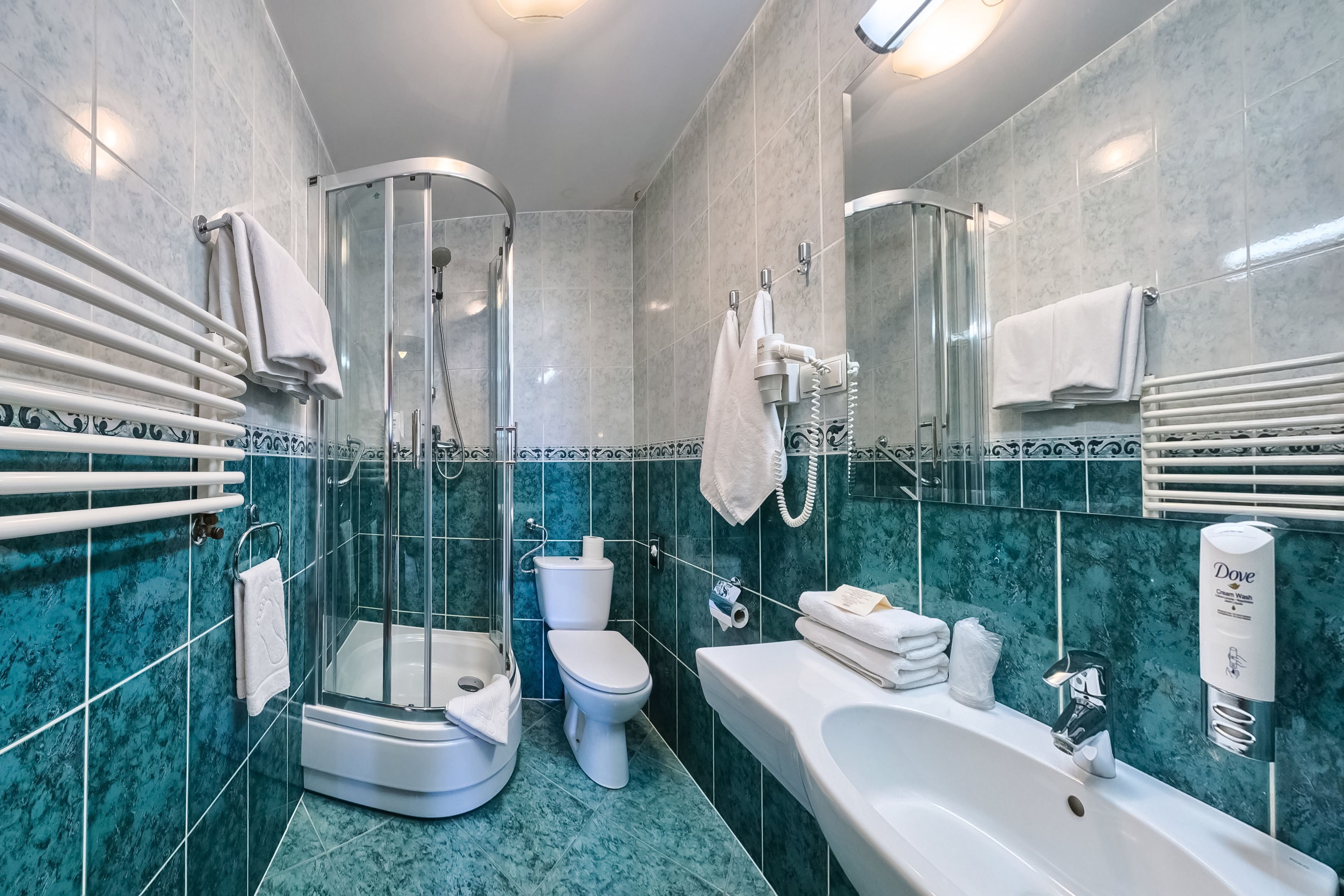Un bagno moderno con doccia vetro, water e vasca da bagno.