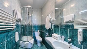 Un bagno moderno con doccia vetro, water e vasca da bagno.