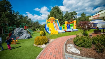Área de juegos infantiles al aire libre