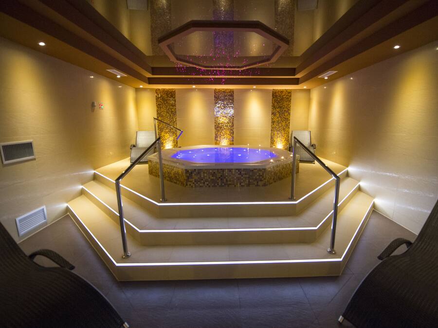 2 treatment rooms, massages