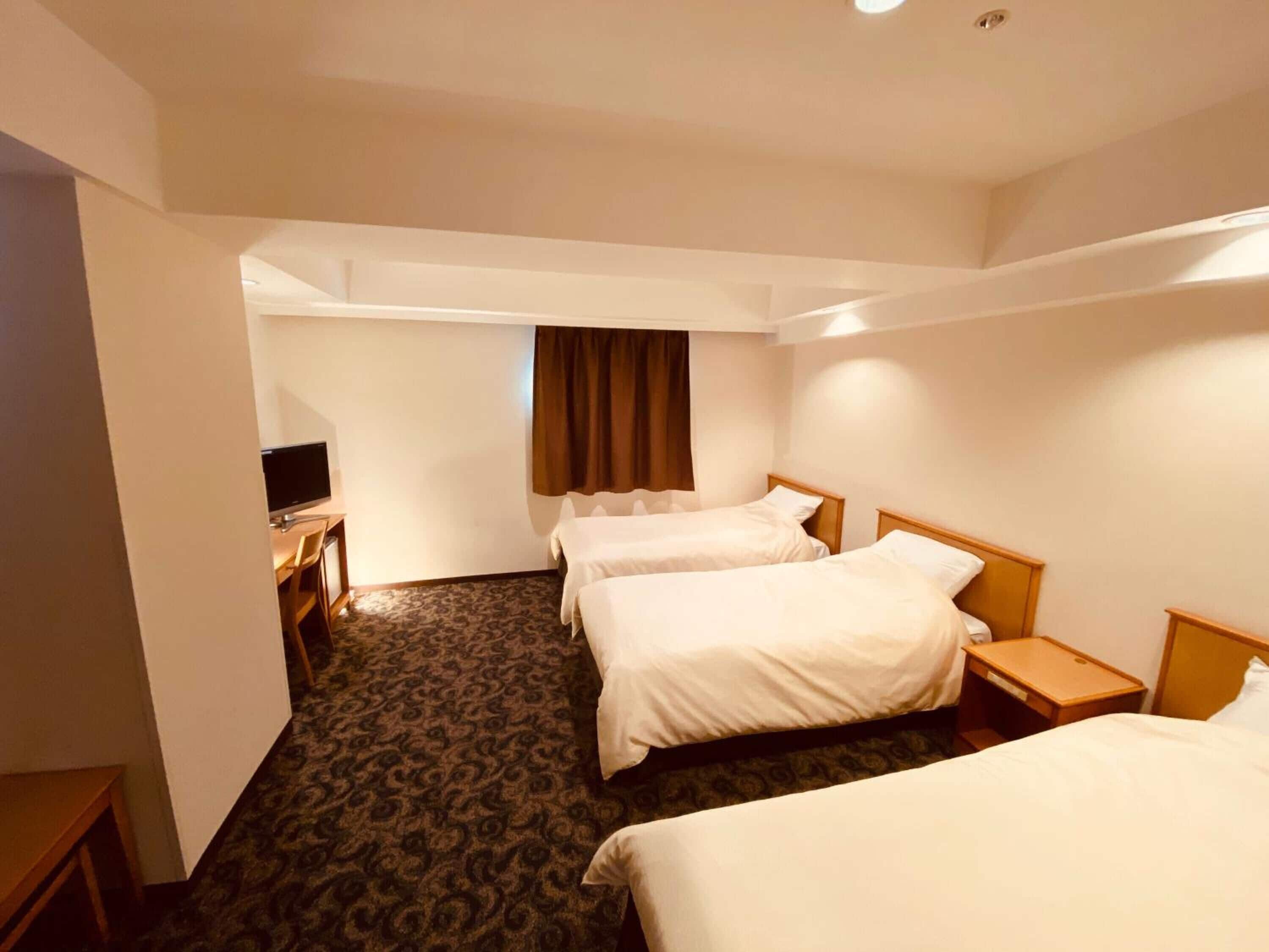 triple room, non smoking | 1 bedroom, desk, blackout curtains, free wired internet