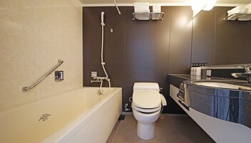 Bañera con ducha, artículos de tocador gratuitos, secador de pelo