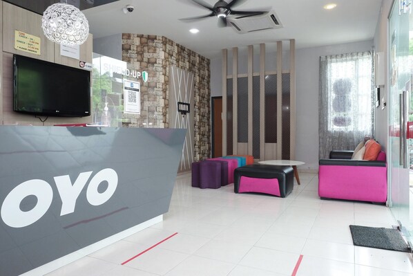 Reception - Super OYO 89930 Golden Guest House (Kuantan)