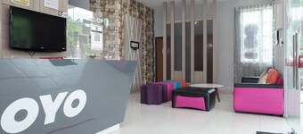 Super OYO 89930 Golden Guest House