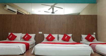 Super OYO 89930 Golden Guest House