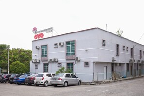 Exterior - Super OYO 89930 Golden Guest House (Kuantan)