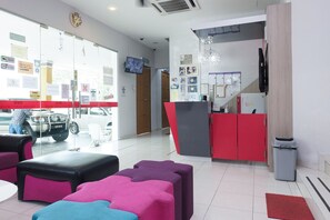 Lobby sitting area - Super OYO 89930 Golden Guest House (Kuantan)