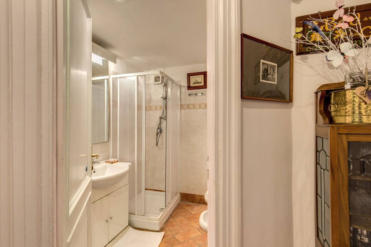 Habitación cuádruple | Baño | Regadera, amenidades de baño gratuitas, secadora de cabello, bidet 