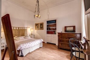 Triple Room | Desk, free WiFi