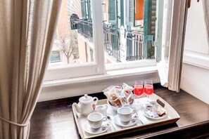 Quadruple Room | In-room dining - A Casa di Giorgia (Rome)