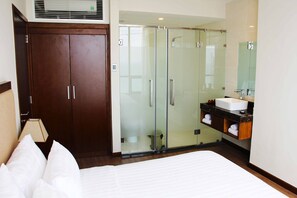 Een douche, gratis toiletartikelen, een haardroger, badjassen