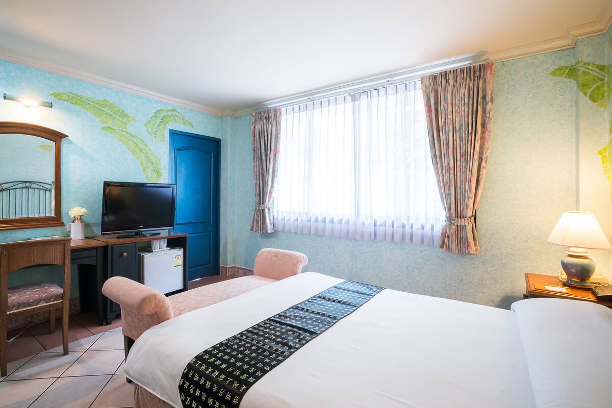 In-room safe, desk, rollaway beds (surcharge), WiFi (free)
