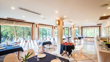 2 restaurants, breakfast, lunch, dinner served; international cuisine