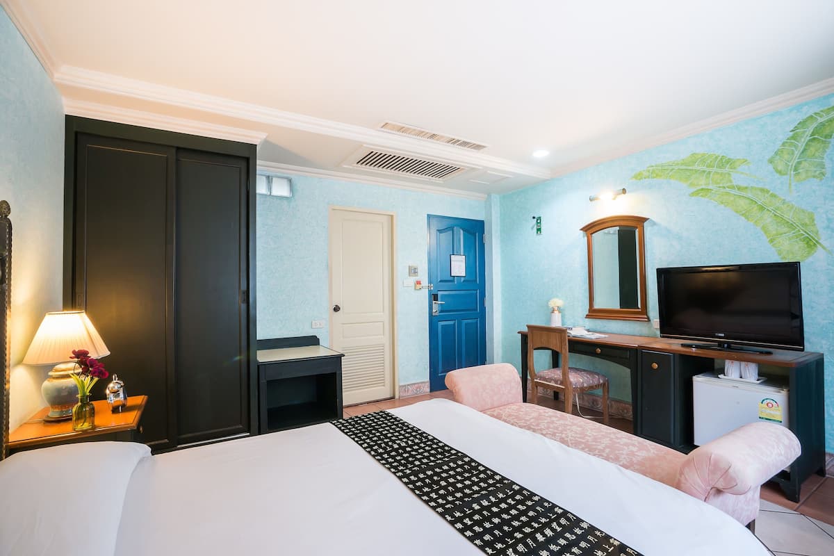 Superior Room | In-room safe, desk, rollaway beds (surcharge), WiFi (free)