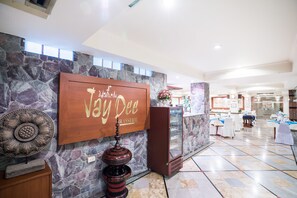 2 restaurants, breakfast, lunch, dinner served; international cuisine