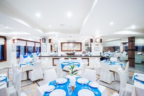 2 restaurants, breakfast, lunch, dinner served; international cuisine