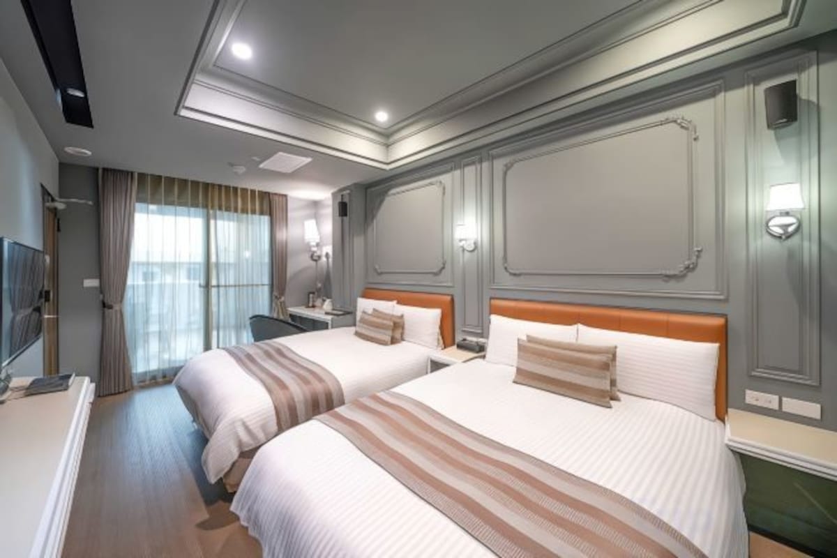 Premium bedding, down duvets, blackout curtains, free cots/infant beds
