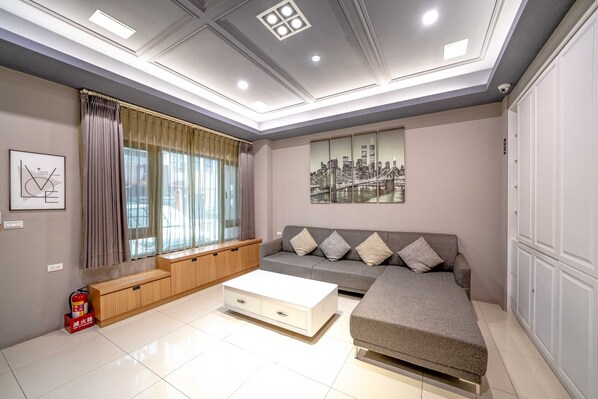 Ein modernes Wohnzimmer mit einer Couch, einem weißen Couchtisch und einer Bank.