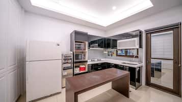 Mini-Kühlschrank, Wasserkocher, Kochgeschirr/Geschirr/Besteck