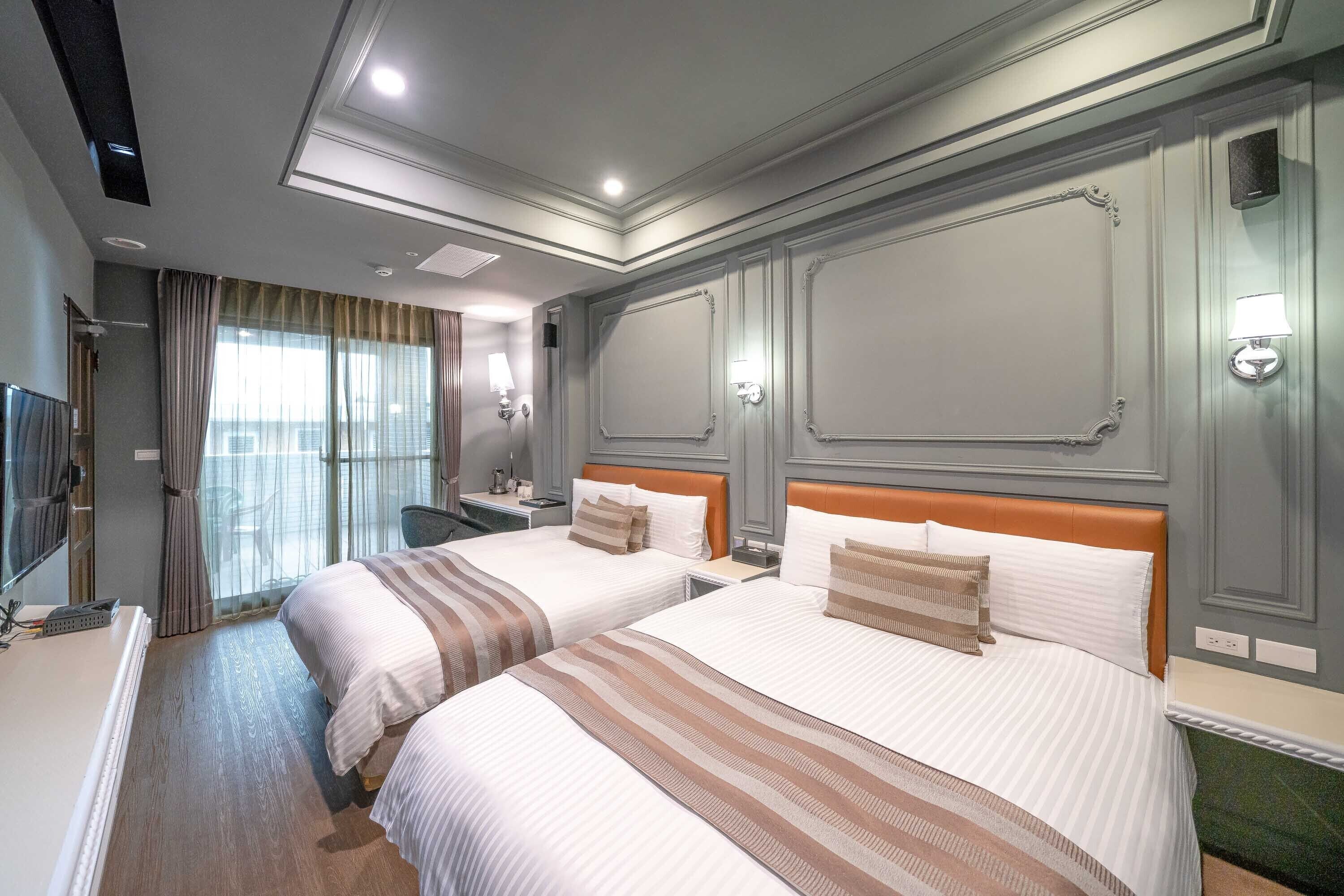 쿼드룸, 발코니 (8403) | 고급 침구, 오리/거위털 이불, 암막 커튼, 무료 유아용 침대